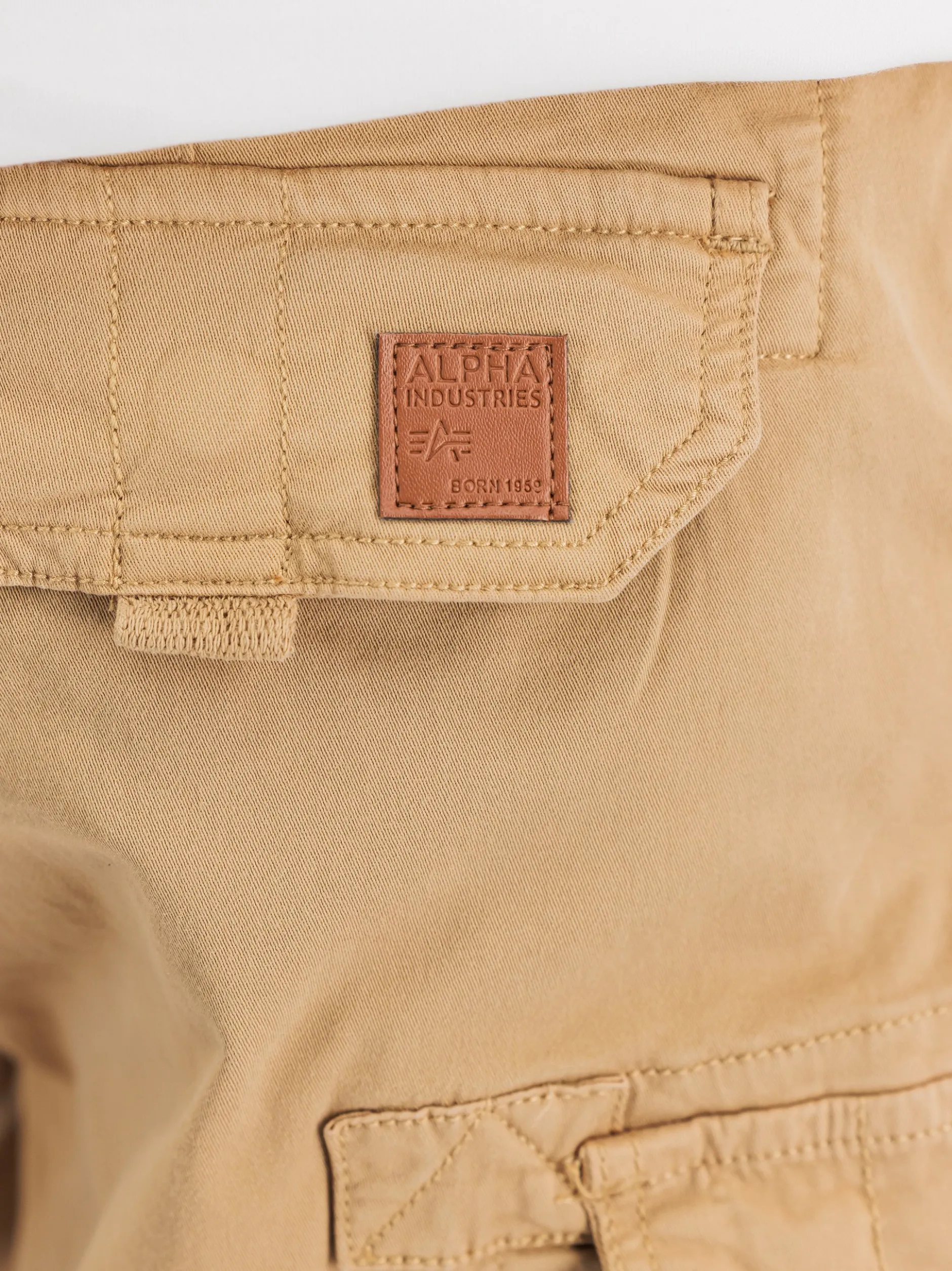 Alpha Industries Herren Shorts in camel