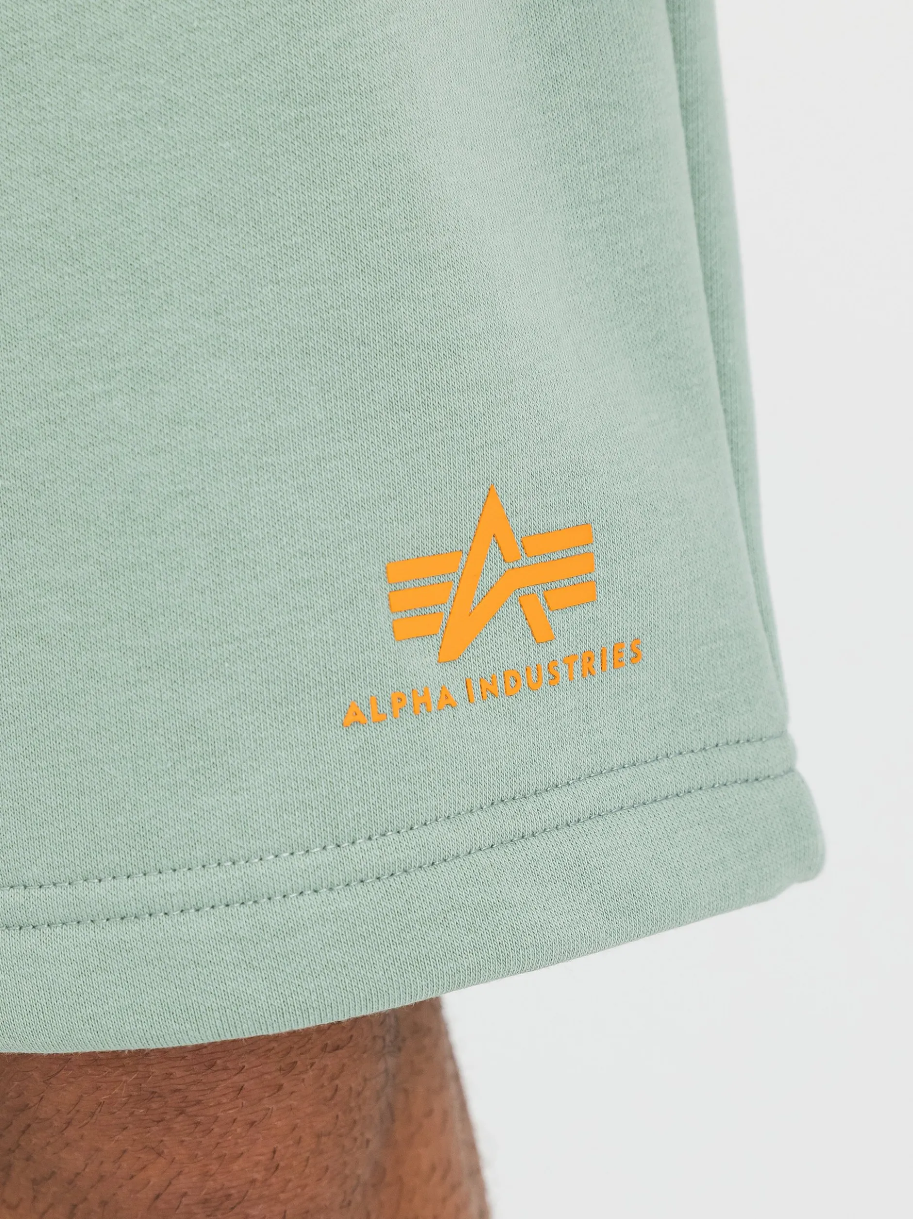 Alpha Industries Herren Shorts in schilf