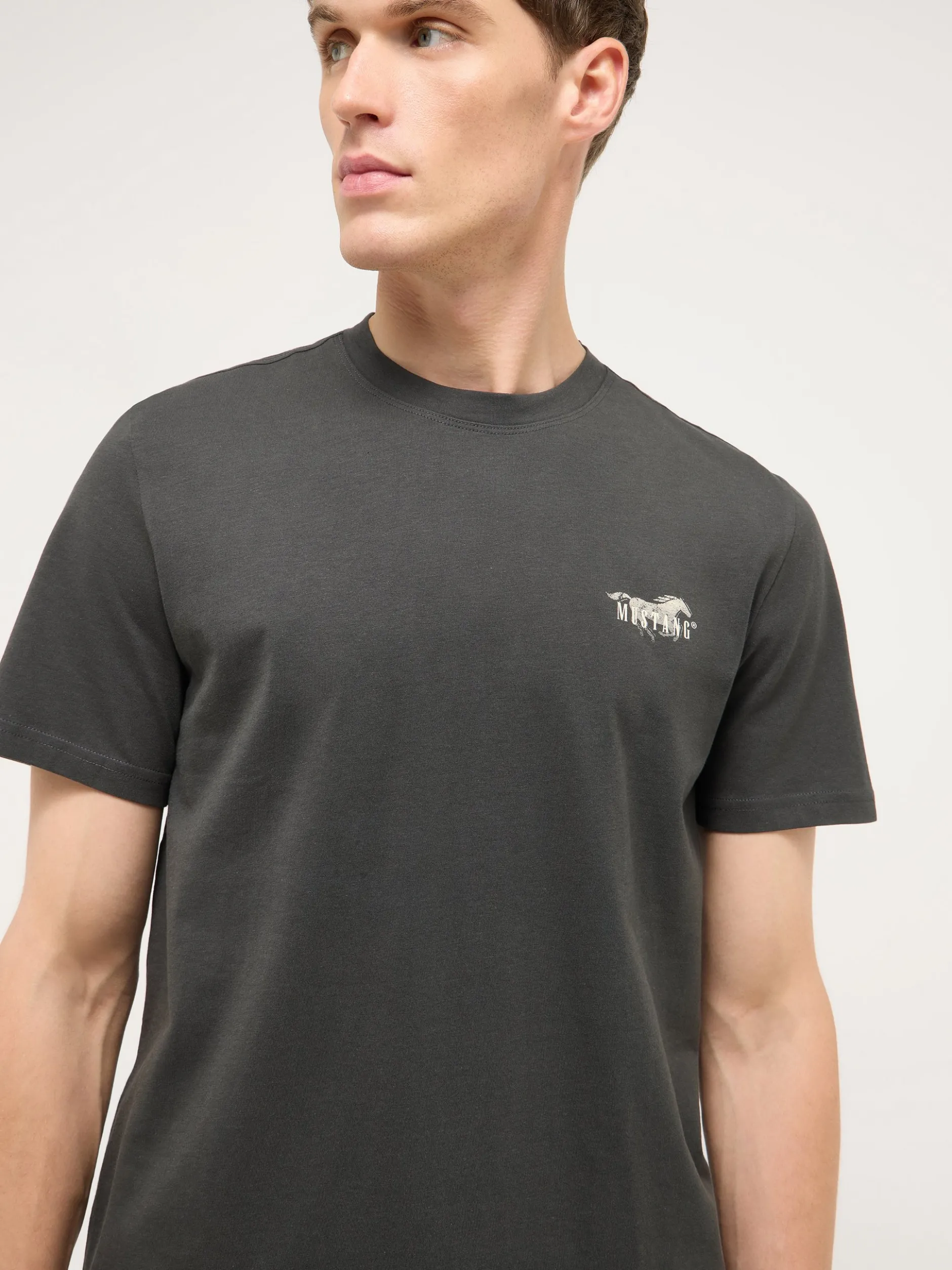 Mustang Herren T-Shirt in anthrazit - Ärmel: Halbarm