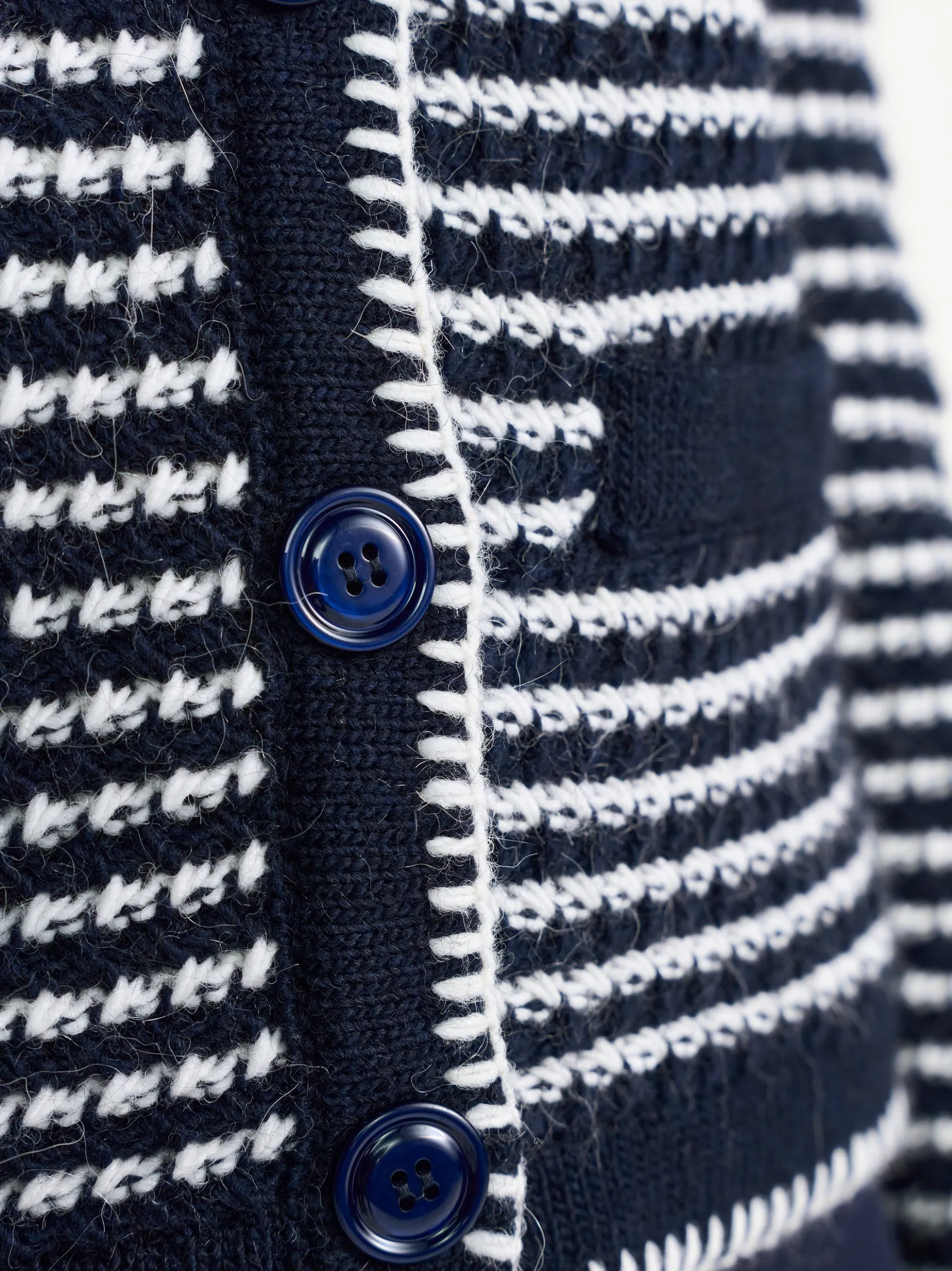 Rich & Royal Damen Strickjacke mit Woll- und Alpaka-Anteil in marine weiß